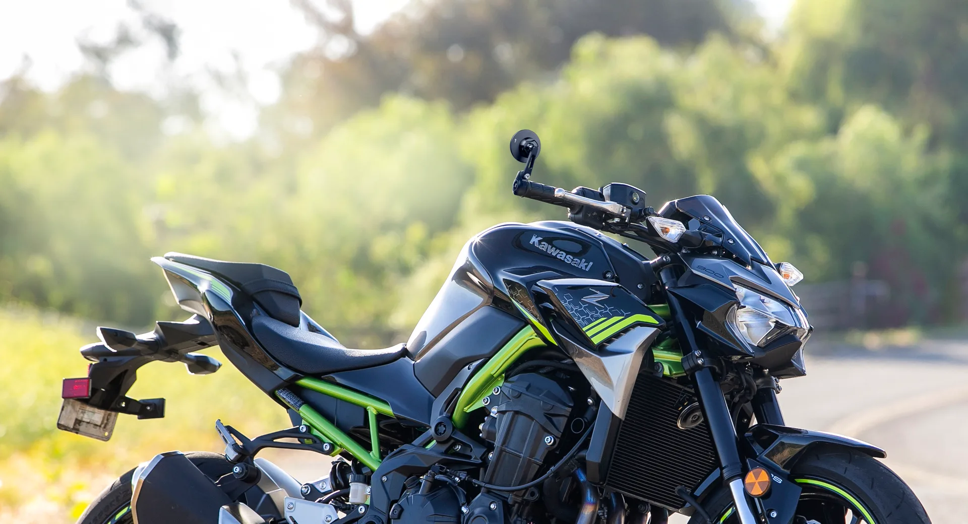 Kawasaki Z900 motorcycle fitted with KiWAV Orbii bar-end mirrors, showing a low-profile streetfighter look.
