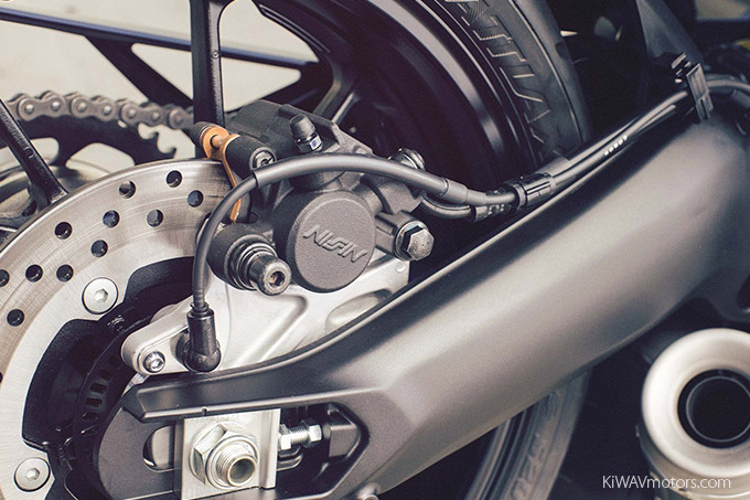 Yamaha XSR900 Powerful Braking with ABS 01 - KiWAVmotors