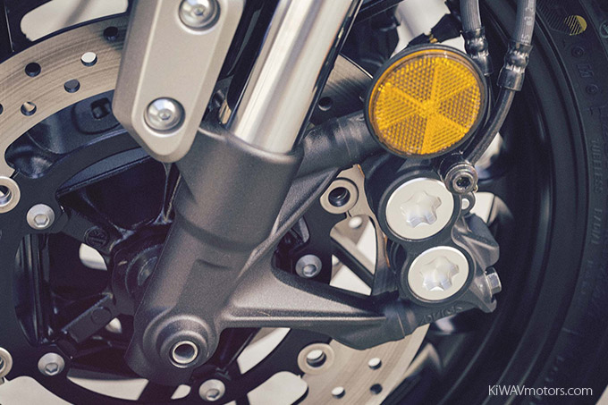 Yamaha XSR900 Powerful Braking with ABS 02 - KiWAVmotors